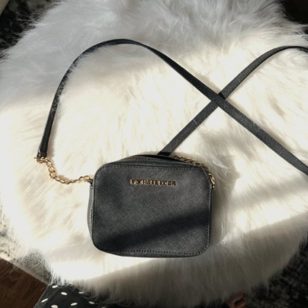 Stunning mini Michael Kors purse, perfect for a night out!!